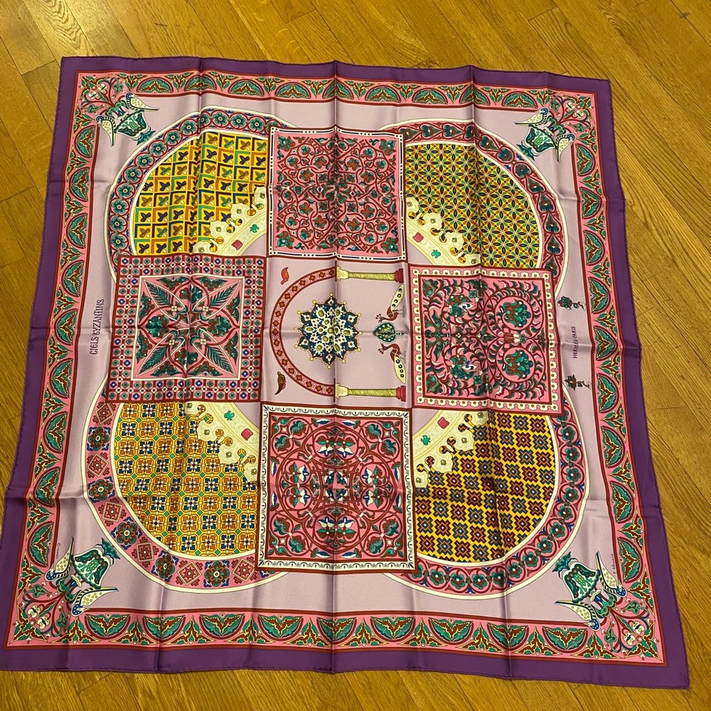 Hermès silk scarf - Picture 1 of 5